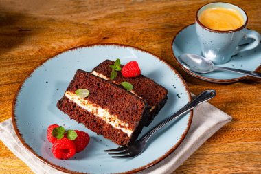 Ahududu ve kahveli Rustik çikolatalı kek.