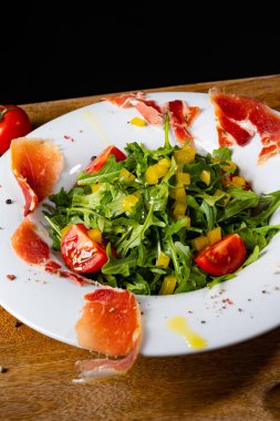 Kurutulmuş İspanyol jambonlu roket salatası.