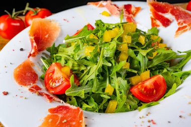 Kurutulmuş İspanyol jambonlu roket salatası.