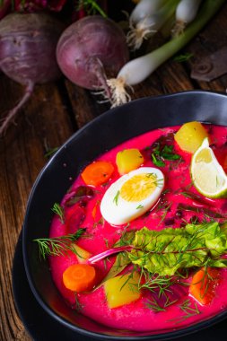 Botwinka Polonya bahar pancar çorbası