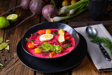 Botwinka Polonya bahar pancar çorbası