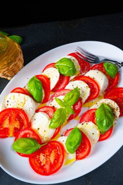 Mozzarella ve fesleğenli domates