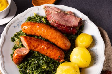 Pinkel sosis ve kassler soslu Oldenburg lahanası.