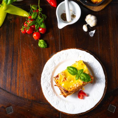 Bolonez ve beşamel soslu lezzetli lazanya.