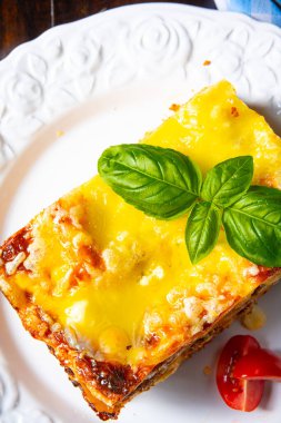 Bolonez ve beşamel soslu lezzetli lazanya.