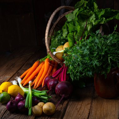 İçinde farklı sebzeler olan sepet: pancar ve havuç.