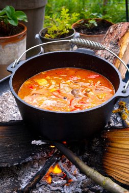 Çaydanlık kebabı açık ateşte hazırlanır.!