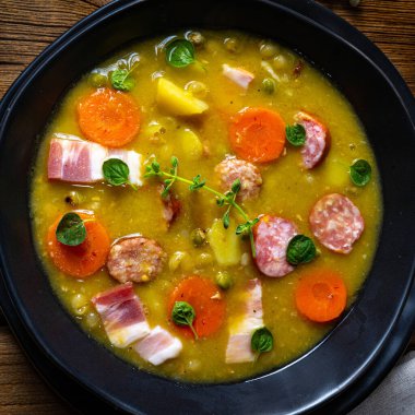 Domuz pastırması ve sosisli bezelye çorbası.