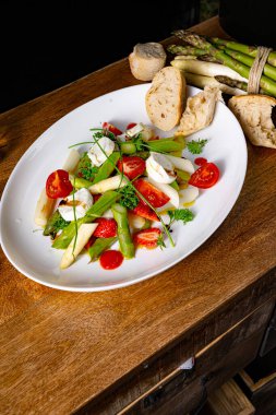 Çilekli kuşkonmaz salatası, domates ve keçi peyniri.