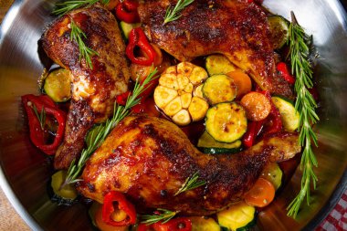Çeşitli sebze ve baharatlarla kızarmış tavuk bacağı.
