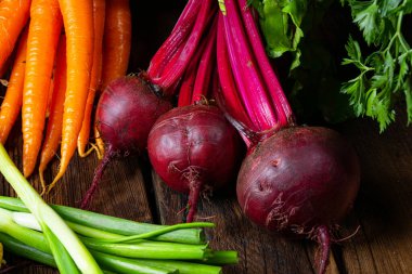 İçinde farklı sebzeler olan sepet: pancar ve havuç.