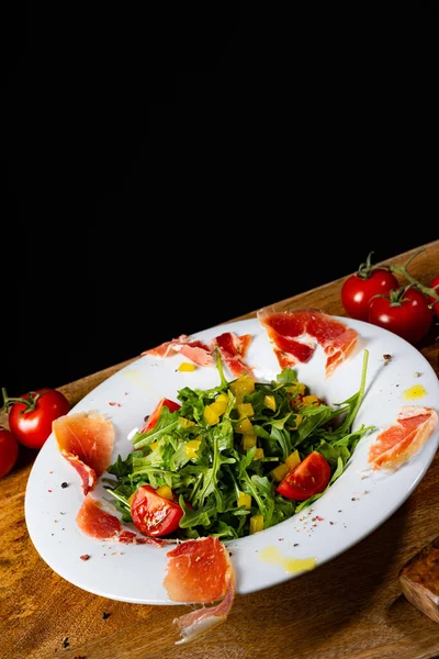 Kurutulmuş İspanyol jambonlu roket salatası.