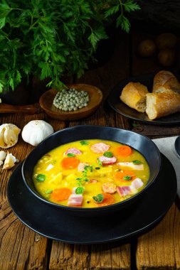 Domuz pastırması ve sosisli bezelye çorbası.