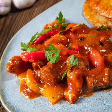 Patates gözlemeli orijinal Macar gulaşı.