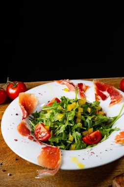 Kurutulmuş İspanyol jambonlu roket salatası.