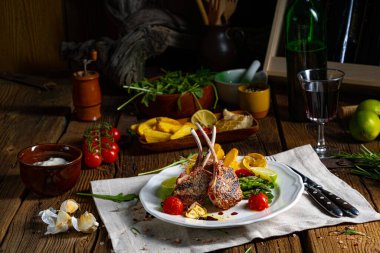 Yeşil kuşkonmaz ve limonla marine edilmiş kuzu pirzolası.