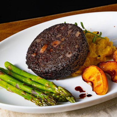 Yeşil kuşkonmaz ve kızarmış elmalı puding.