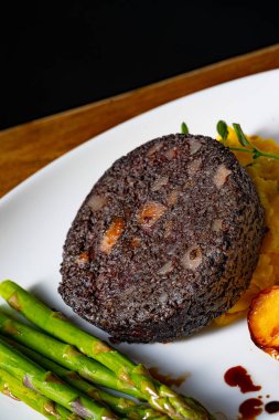 Yeşil kuşkonmaz ve kızarmış elmalı puding.