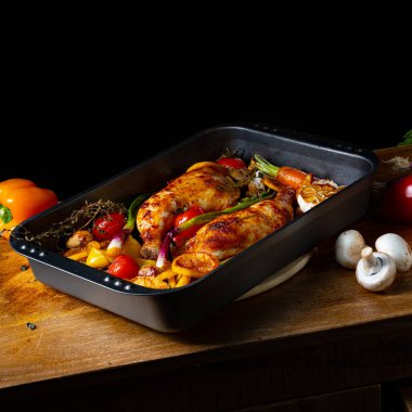 Çeşitli sebzelerle kızarmış tavuk bacağı.