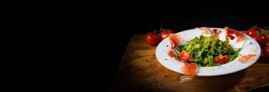 Kurutulmuş İspanyol jambonlu roket salatası.