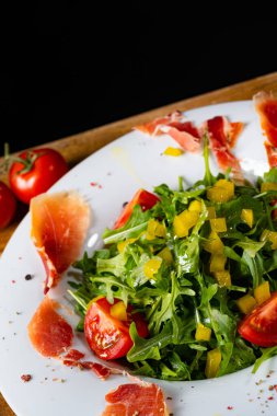 Kurutulmuş İspanyol jambonlu roket salatası.