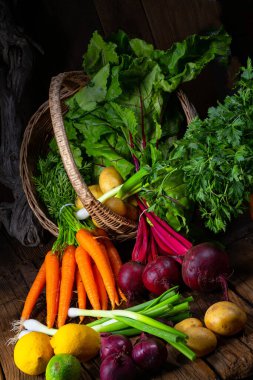 İçinde farklı sebzeler olan sepet: pancar ve havuç.