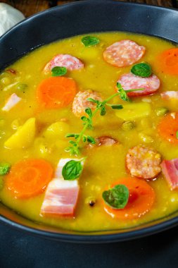 Domuz pastırması ve sosisli bezelye çorbası.