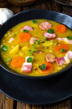 Domuz pastırması ve sosisli bezelye çorbası.