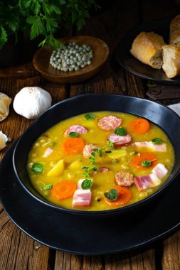 Domuz pastırması ve sosisli bezelye çorbası.