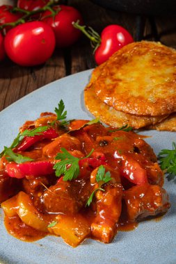 Patates gözlemeli orijinal Macar gulaşı.