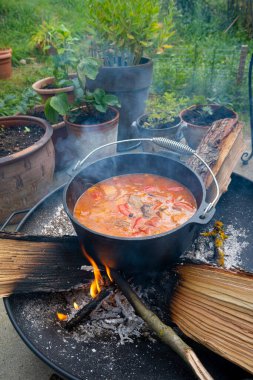 Çaydanlık kebabı açık ateşte hazırlanır.!