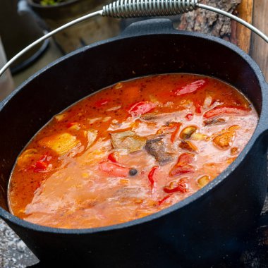 Çaydanlık kebabı açık ateşte hazırlanır.!