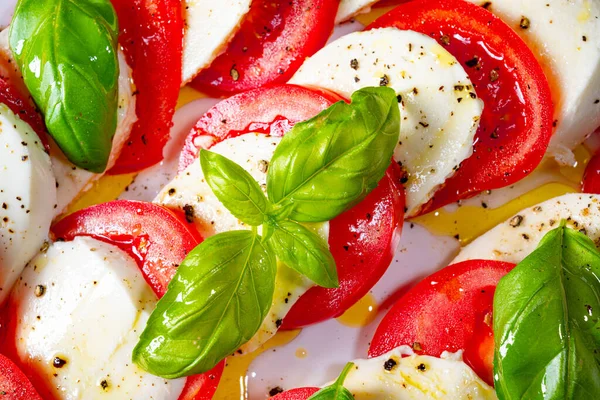 Mozzarella Fesleğenli Domates — Stok fotoğraf