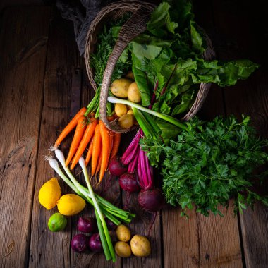 İçinde farklı sebzeler olan sepet: pancar ve havuç.