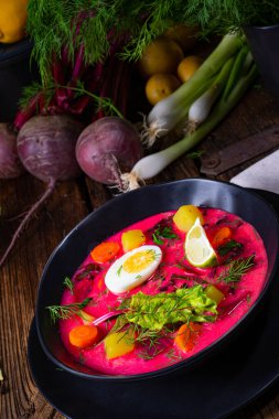 Botwinka Polonya bahar pancar çorbası