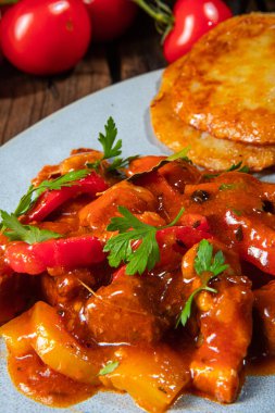 Patates gözlemeli orijinal Macar gulaşı.