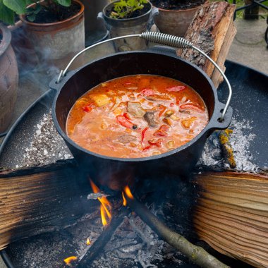 Çaydanlık kebabı açık ateşte hazırlanır.!