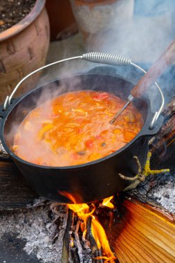 Çaydanlık kebabı açık ateşte hazırlanır.!