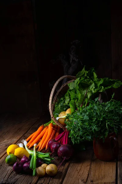 Keranjang Dengan Sayuran Yang Berbeda Bit Dan Wortel — Stok Foto