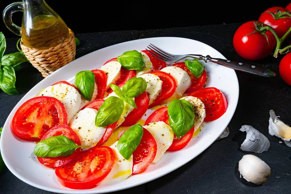 Tomate Con Mozzarella Albahaca — Foto de Stock