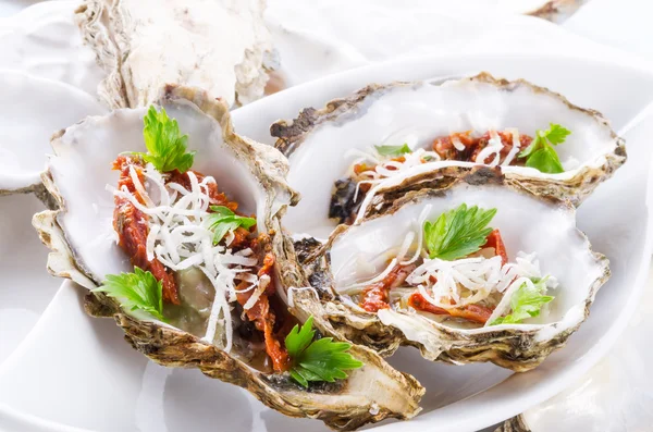 Oysters with parmesan — Stock Photo, Image