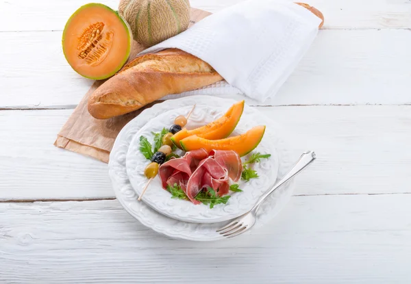 Ham with melon and olives — Stock Photo, Image