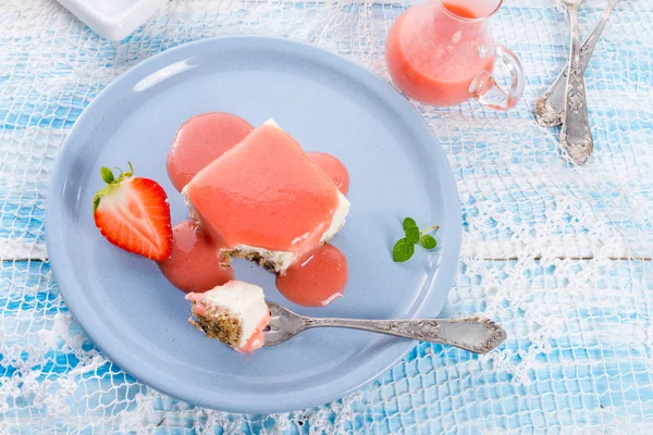 Käsekuchen mit Erdbeersoße — Stockfoto