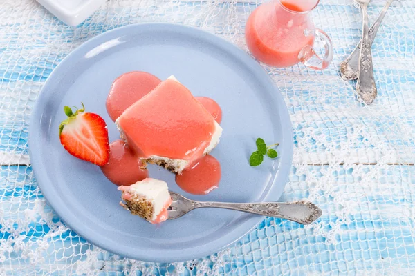 Gâteau au fromage avec sauce aux fraises — Photo