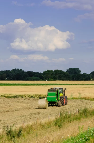 Traktoren bei der Ernte — Stockfoto