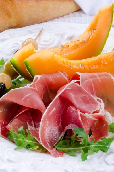 Ham with melon and olives — Stock Photo, Image