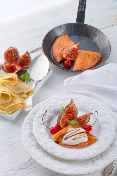 Flambe pancakes with figs and cherries — Stock Photo, Image