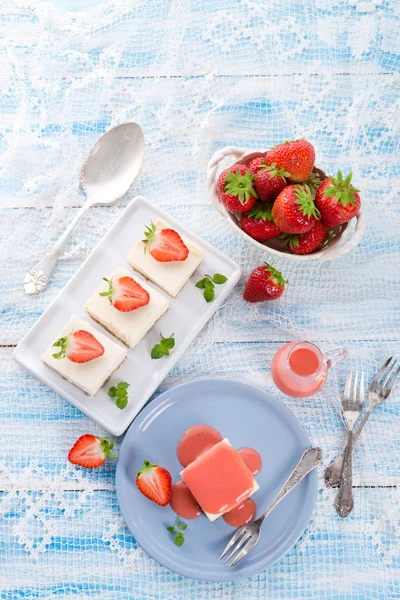 Gâteau au fromage avec sauce aux fraises — Photo