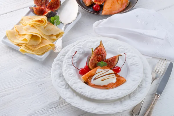 Flambe pancakes with figs and cherries — Stock Photo, Image