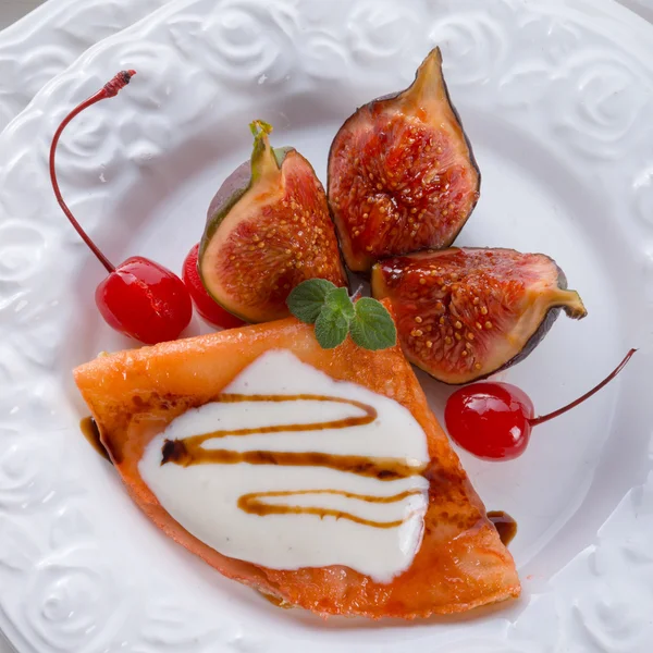 Flambe pancakes with figs and cherries — Stock Photo, Image